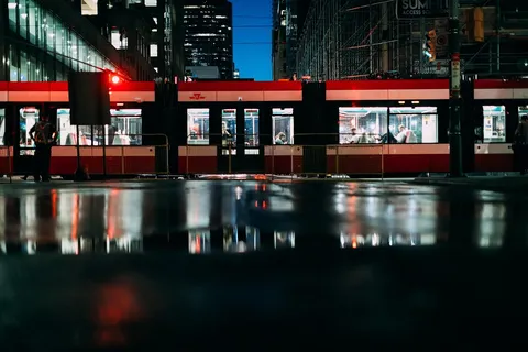 Tramwaj w mieście z pasażerami