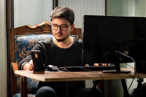 Osoba korzystająca z laptopa z asystentem AI