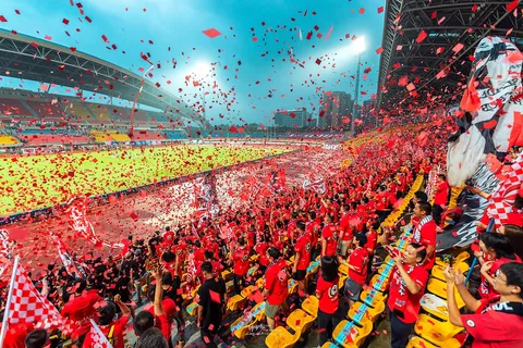 Kibice na stadionie piłkarskim podczas meczu
