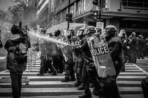 Tłum demonstrantów na ulicy miasta
