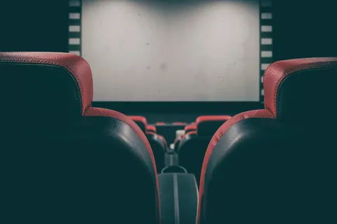 Sala kinowa z ekranem i rzędami foteli