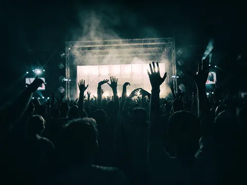 Widzowie na sali kinowej podczas festiwalu filmowego