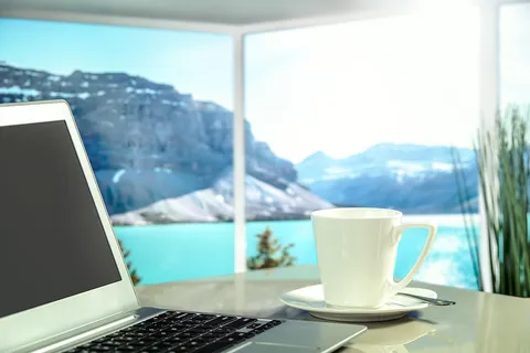 Osoba rezerwuje nocleg przez internet na laptopie