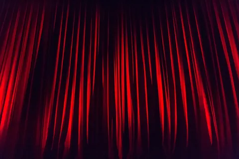 Scena teatralna z kurtyną i pustą widownią