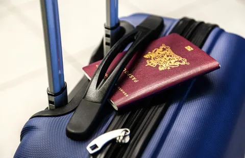 Hala odlotów na lotnisku, podróżny z paszportem