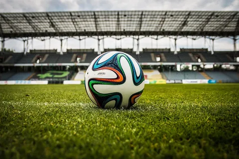 Piłkarze walczący o piłkę podczas meczu na stadionie