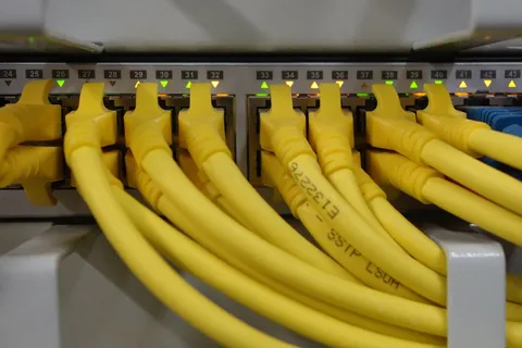 Serwerownia z kablami i szafami serwerowymi