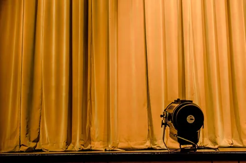 Scena teatralna z kurtyną