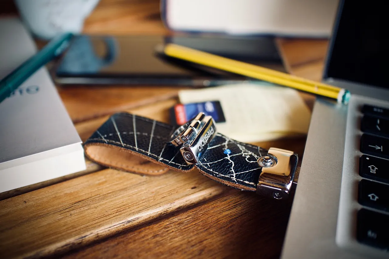 Pendrive USB podłączony do laptopa