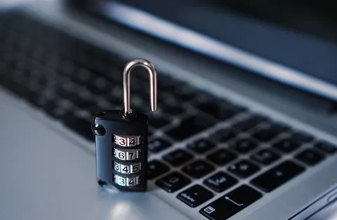 Laptop z symbolem kłódki, ilustracja bezpieczeństwa danych