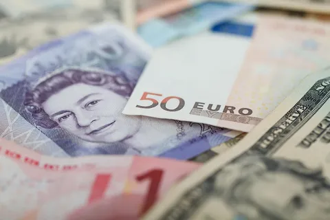 Banknoty różnych walut na biurku