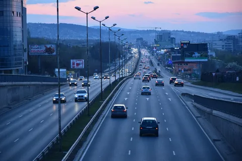 Samochody jadące autostradą