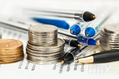 Starsza para przegląda dokumenty finansowe przy stole