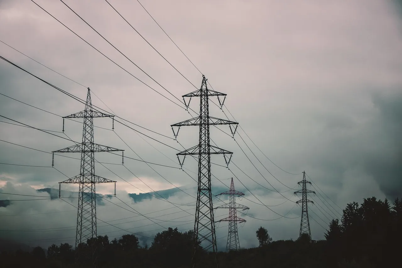 Linie energetyczne na tle zachmurzonego nieba