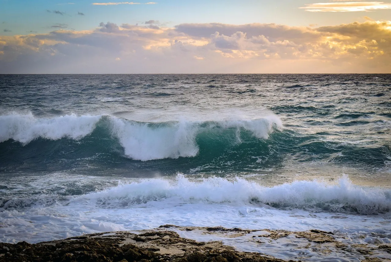 Rough sea with waves hitting the shore