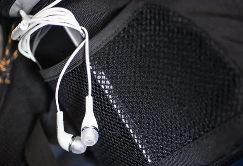 Słuchawki i smartfon z odtwarzanym podcastem