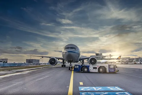 Samolot pasażerski na lotnisku