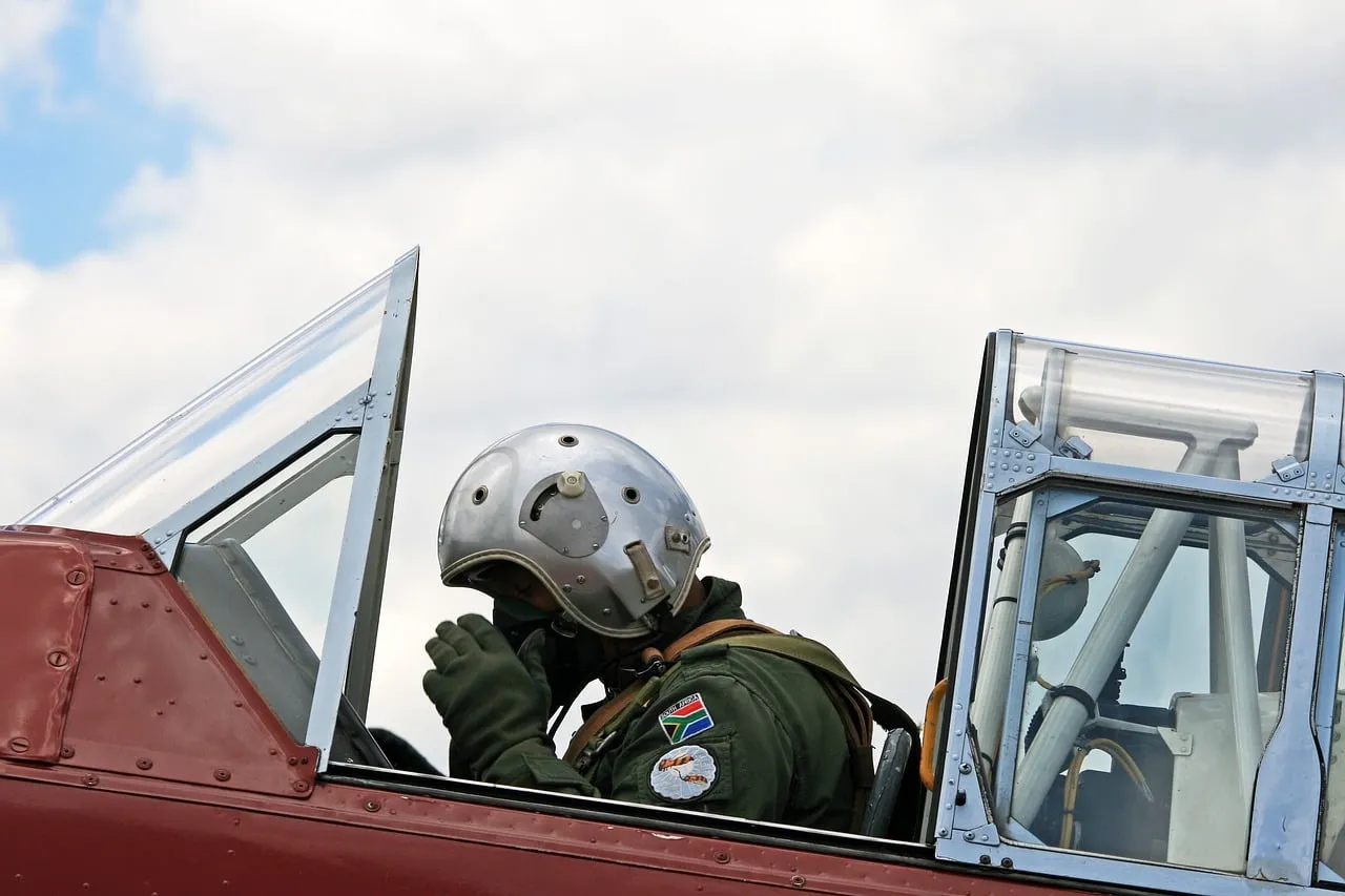 Pilot wojskowy w kabinie samolotu