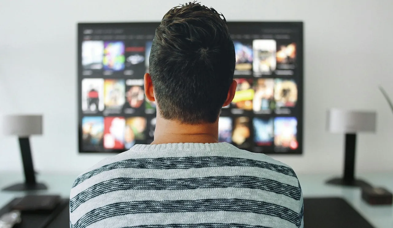 Osoba oglądająca telewizję w salonie