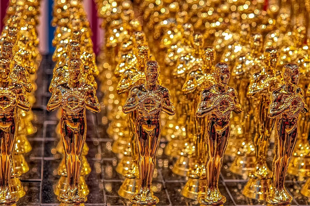Złota statuetka nagrody filmowej na scenie