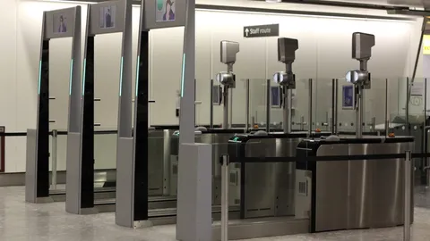 Automatyczne bramki paszportowe (ePassport gates) w hali przylotów terminalu 4 lotniska Heathrow
