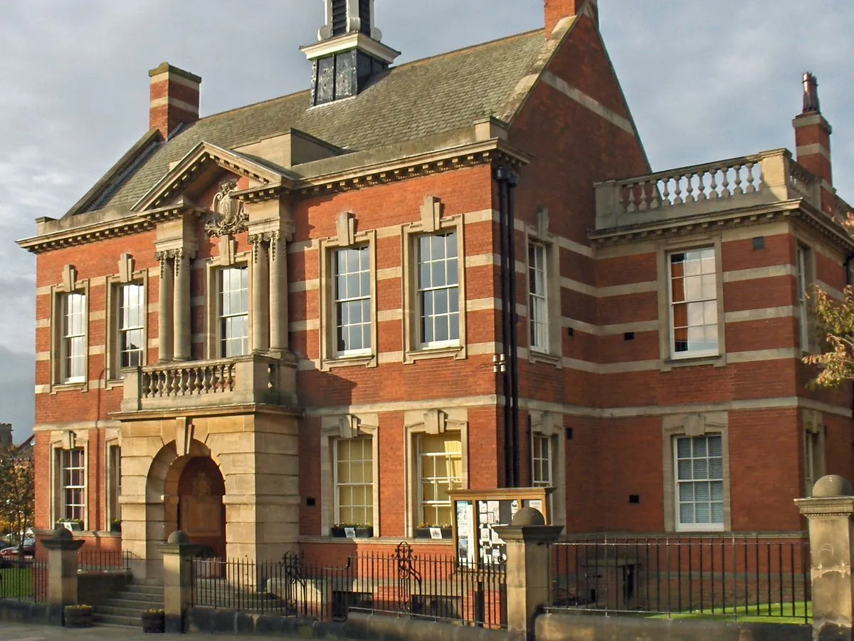 Ceglany budynek Cleethorpes Council House z wieżyczką zegarową i kamiennym balkonem